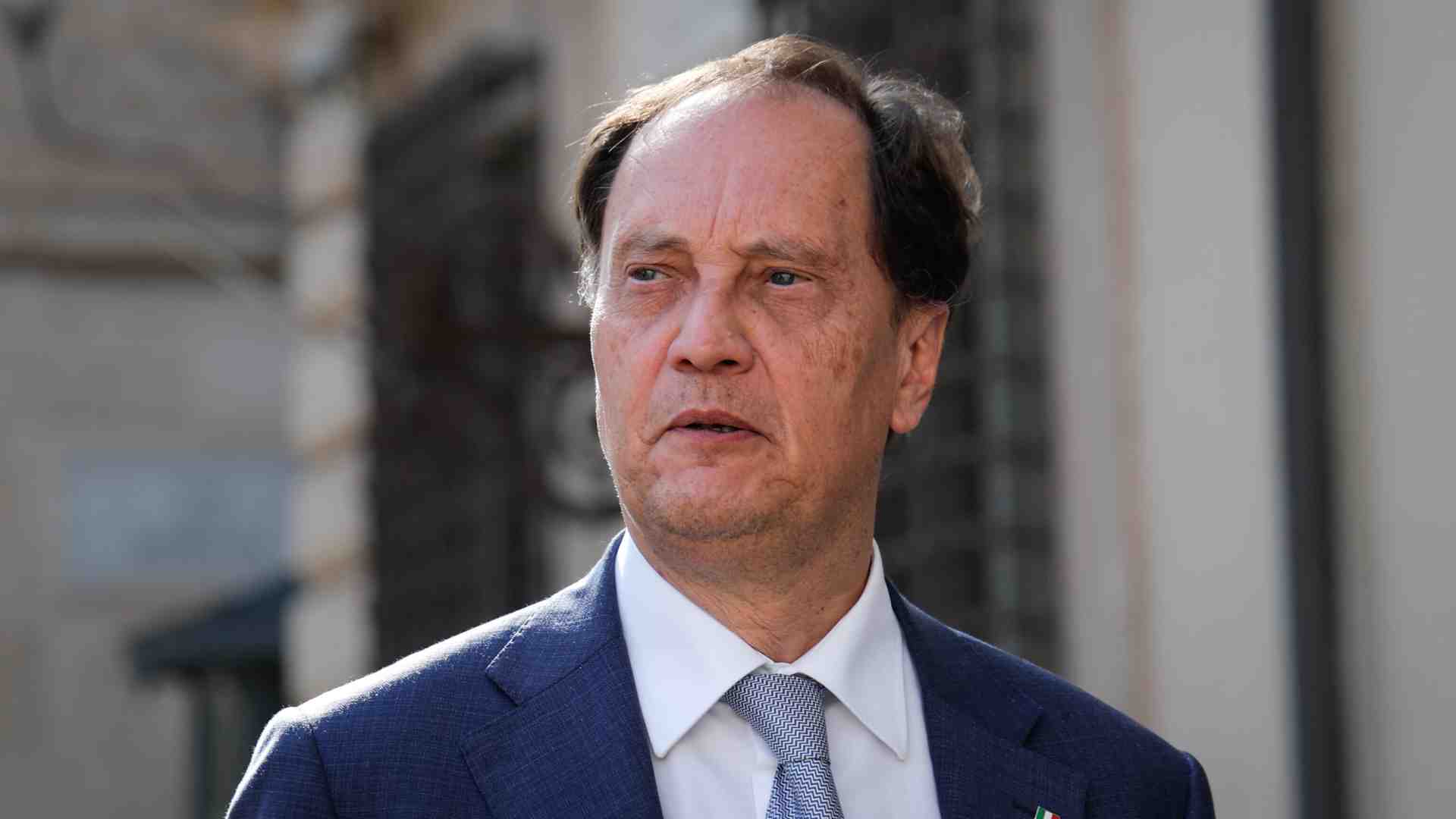 È l’ora di spegnere la Fiamma. Intervista a Luca Ciriani, il ministro che fu missino