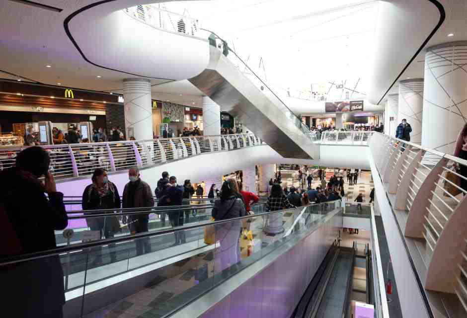 Negli outlet si realizza la secessione del ceto medio