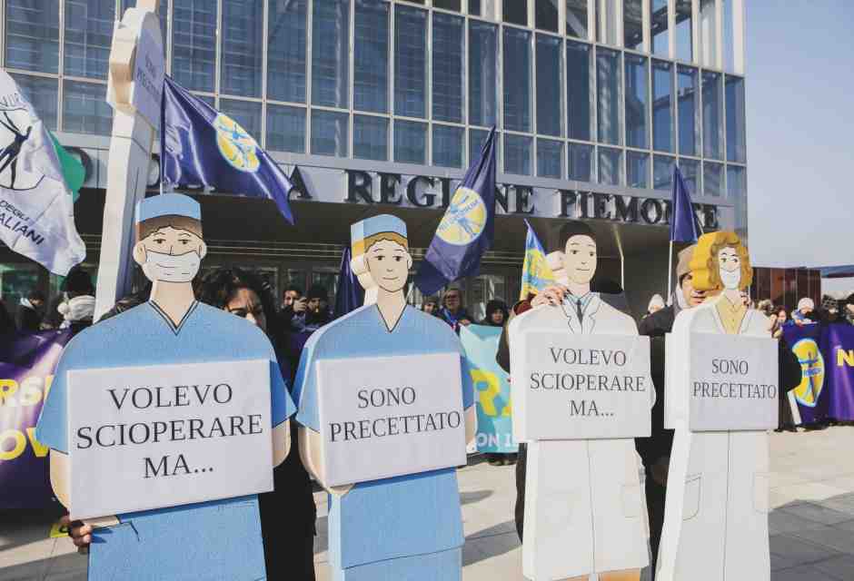 Un mese di manifestazioni: oggi la sanità, nel weekend i treni e poi lo sciopero generale