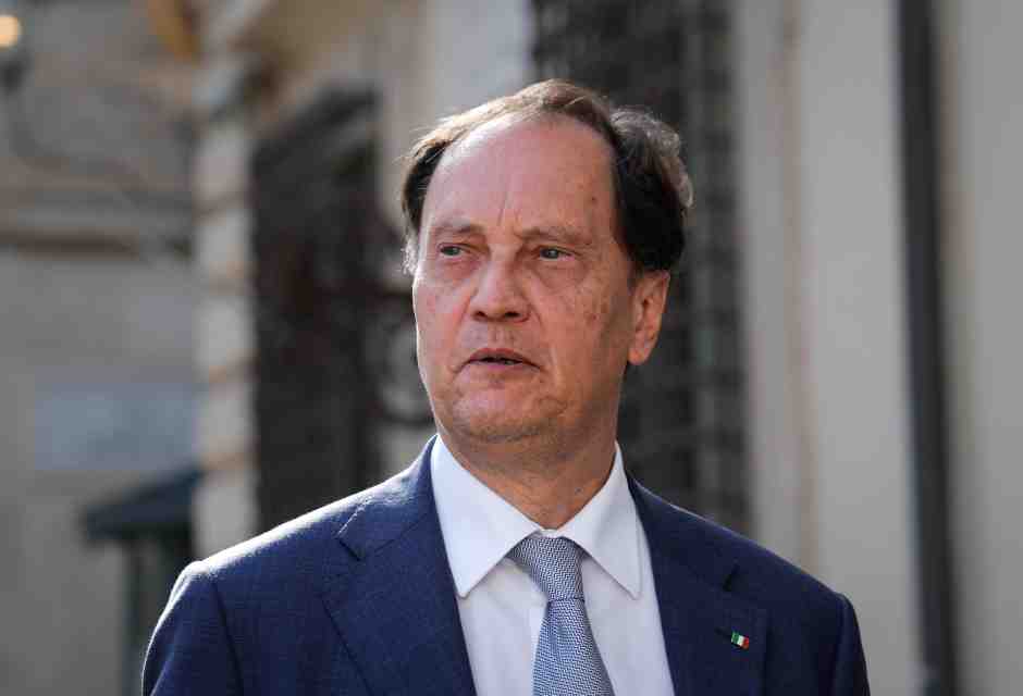 È l’ora di spegnere la Fiamma. Intervista a Luca Ciriani, il ministro che fu missino