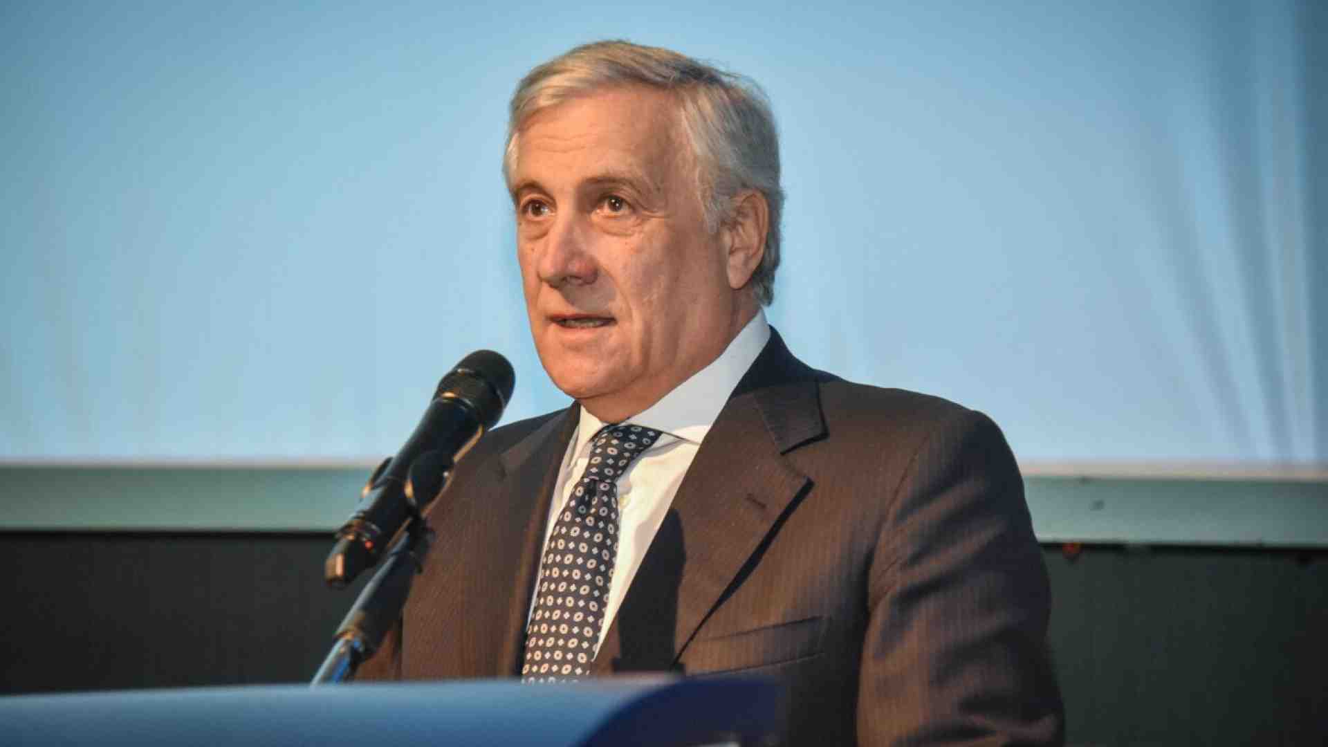 Tajani dice a Hezbollah di imparare a usare meglio le armi, geniale