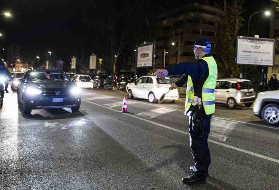 Sosta selvaggia e triple file, arriva “Cerbero” e le multe fioccano