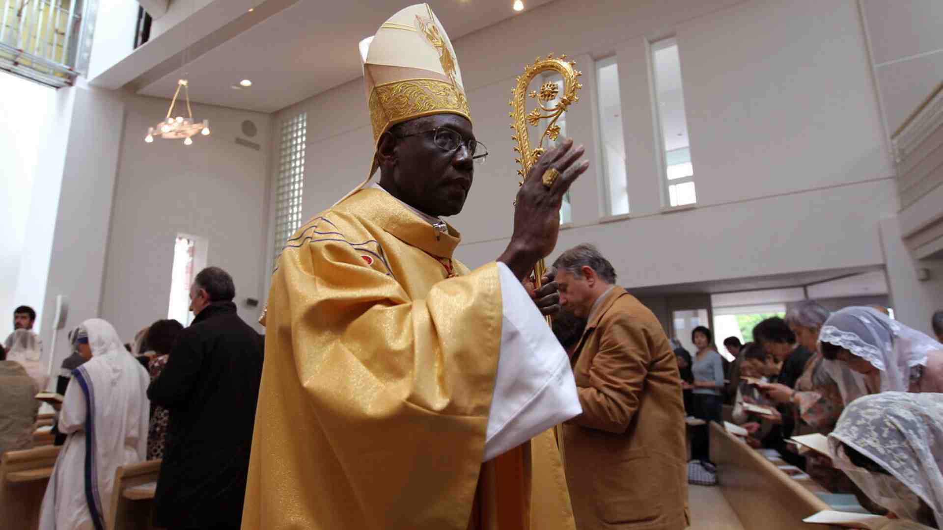 Dio non è morto, ma all’occidente conviene pensarlo. Il nuovo libro del cardinale Sarah