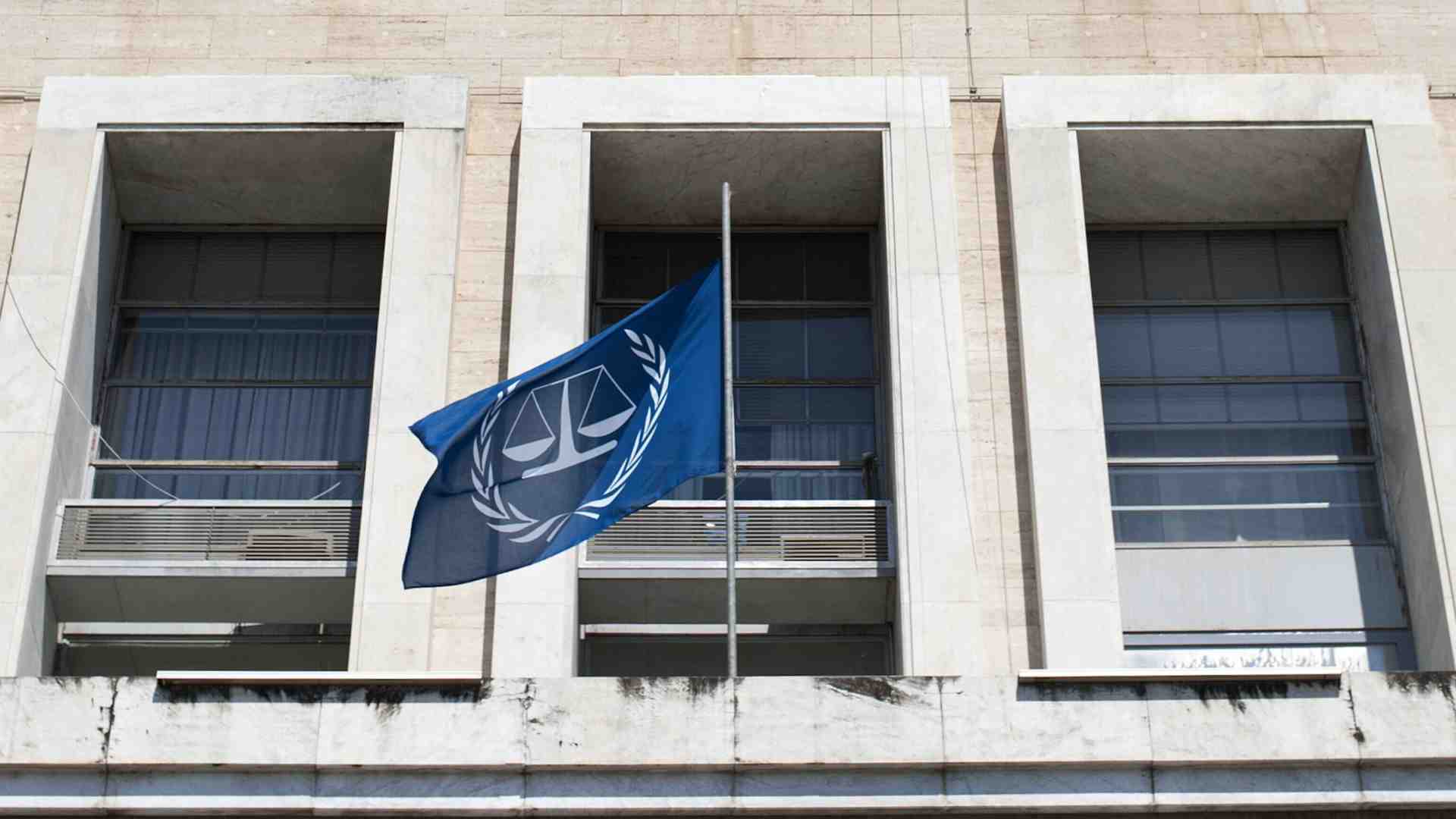 È ora di uscire dalle grinfie di questa Corte internazionale di svitati