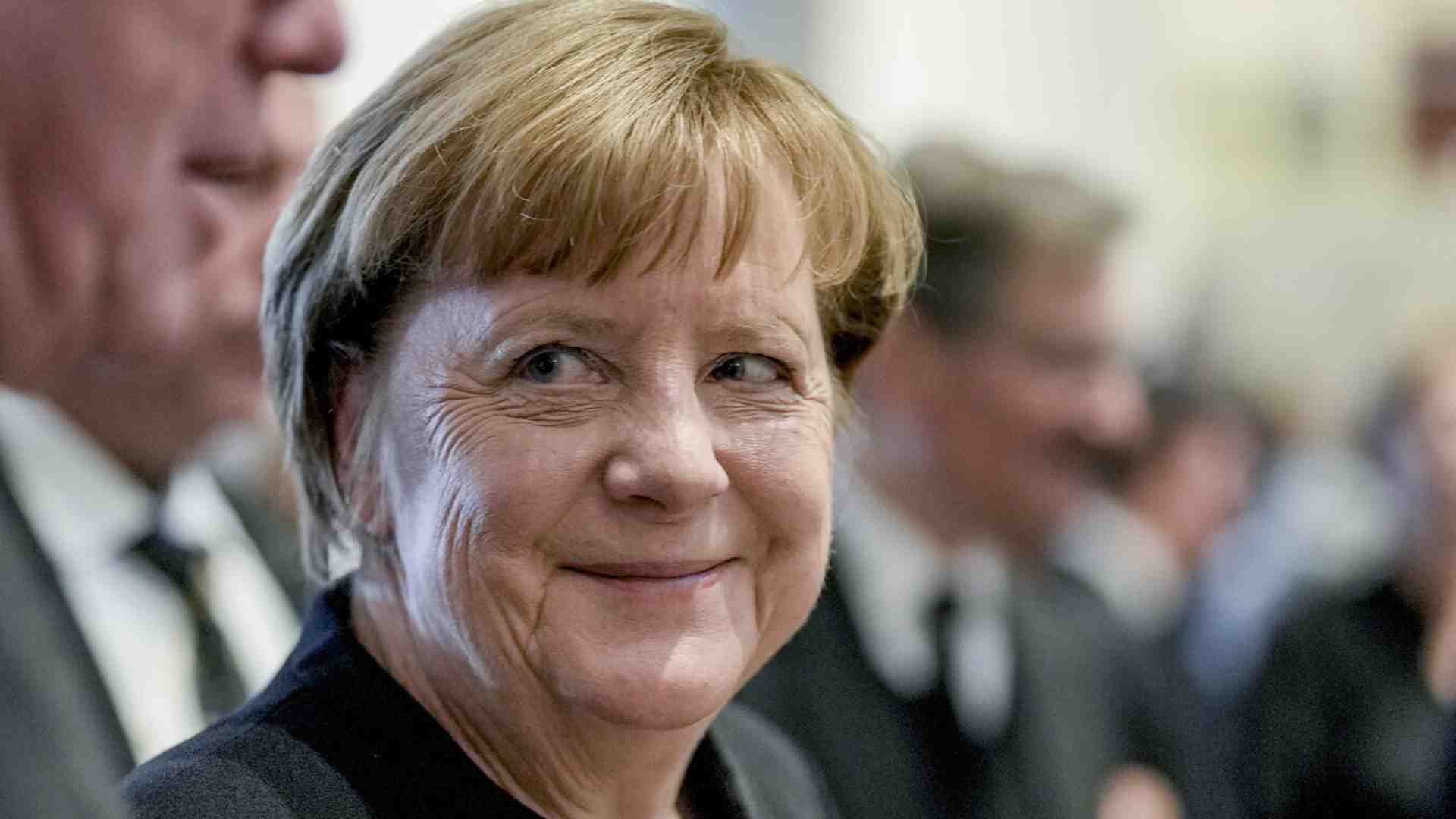 Angela Merkel si racconta in un nuovo libro: “Trump? Ho sbagliato a considerarlo una persona normale”