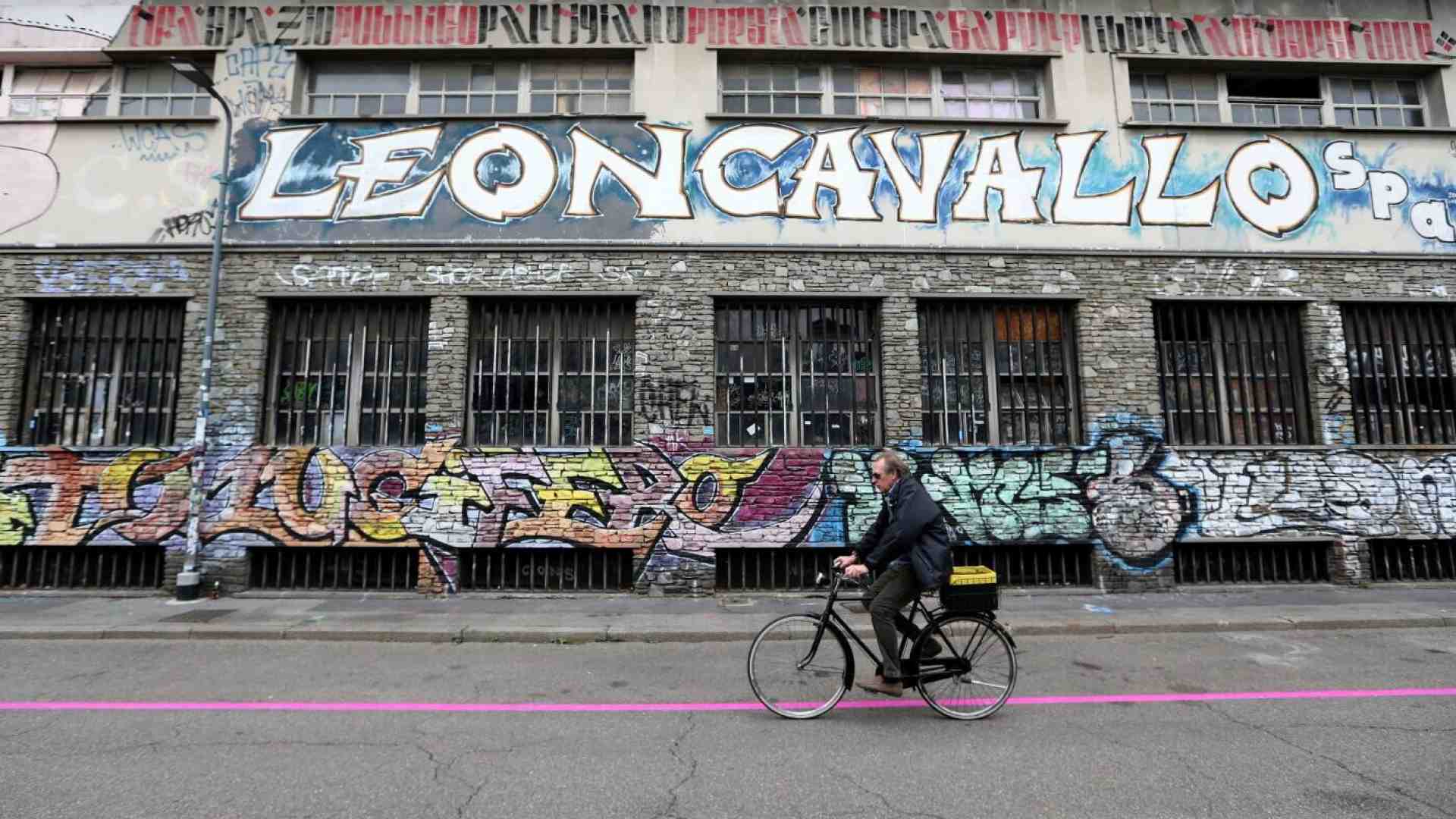 L’incredibile storia del Leoncavallo, il centro sociale che nessuno ha mai sgomberato davvero