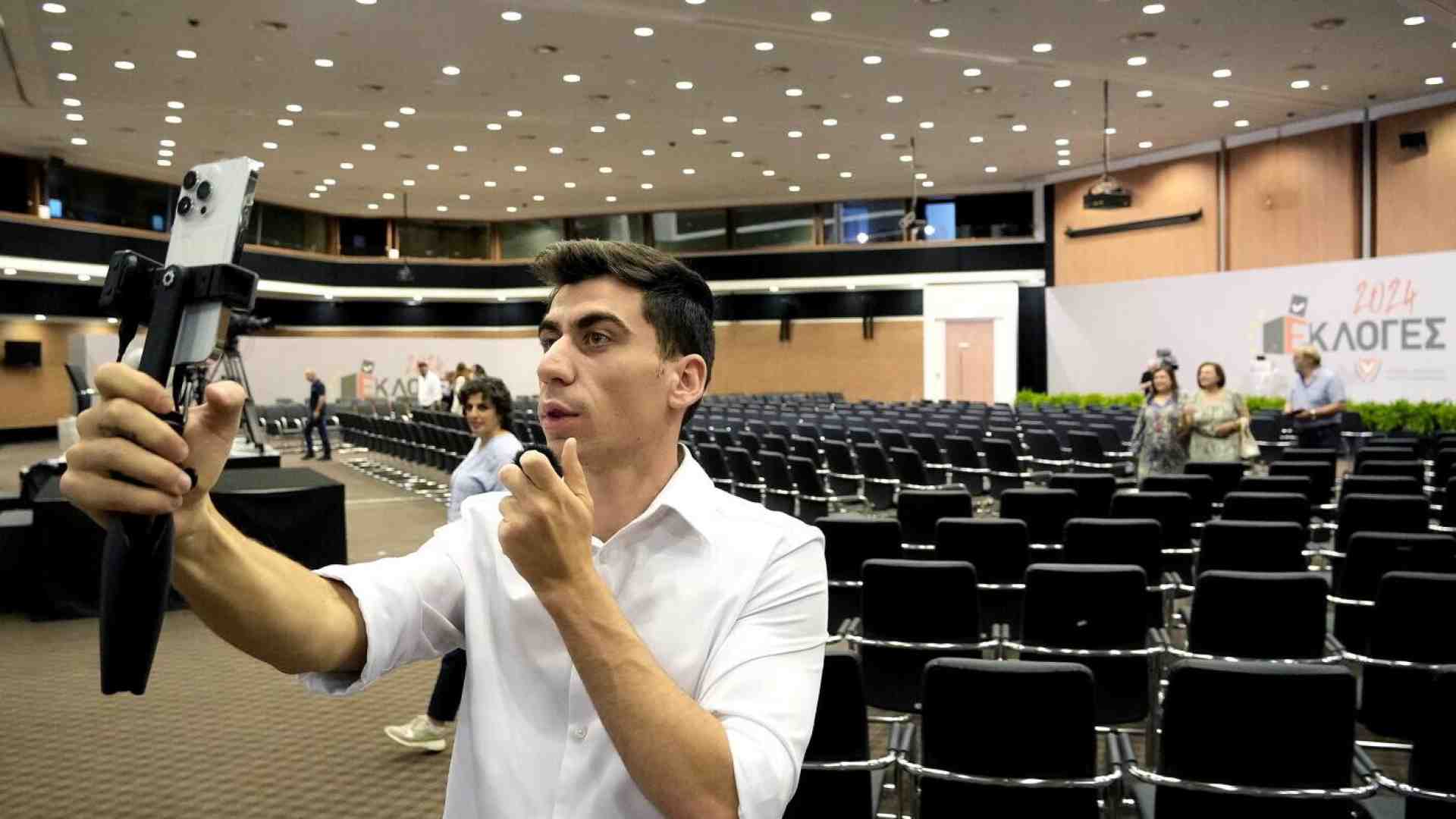 Lo youtuber cipriota Panayiotou è arrivato al Parlamento europeo da "ingenuo". Era una truffa