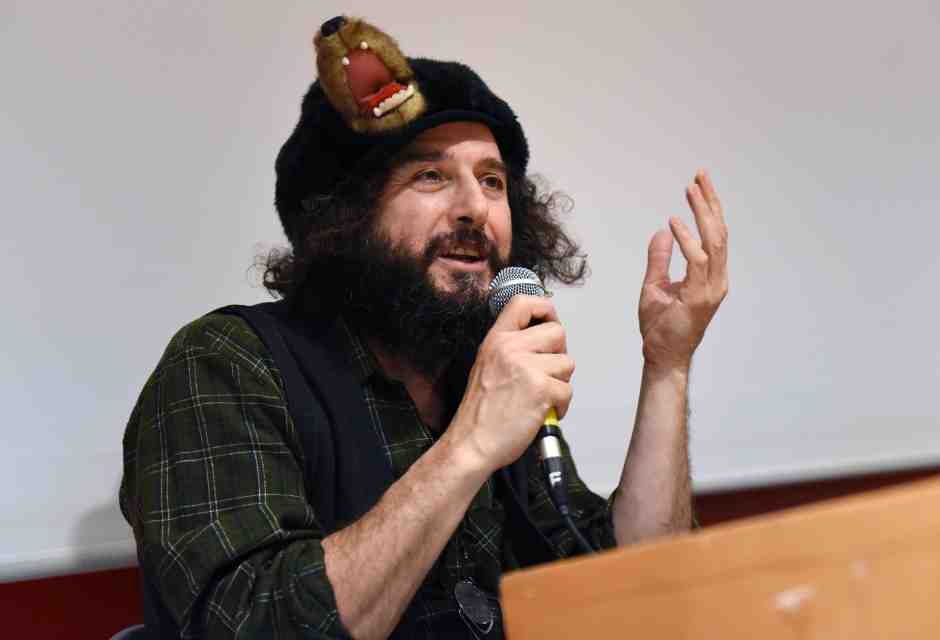 La Schützenfest onirica e distorta messa in musica nel nuovo album di Capossela