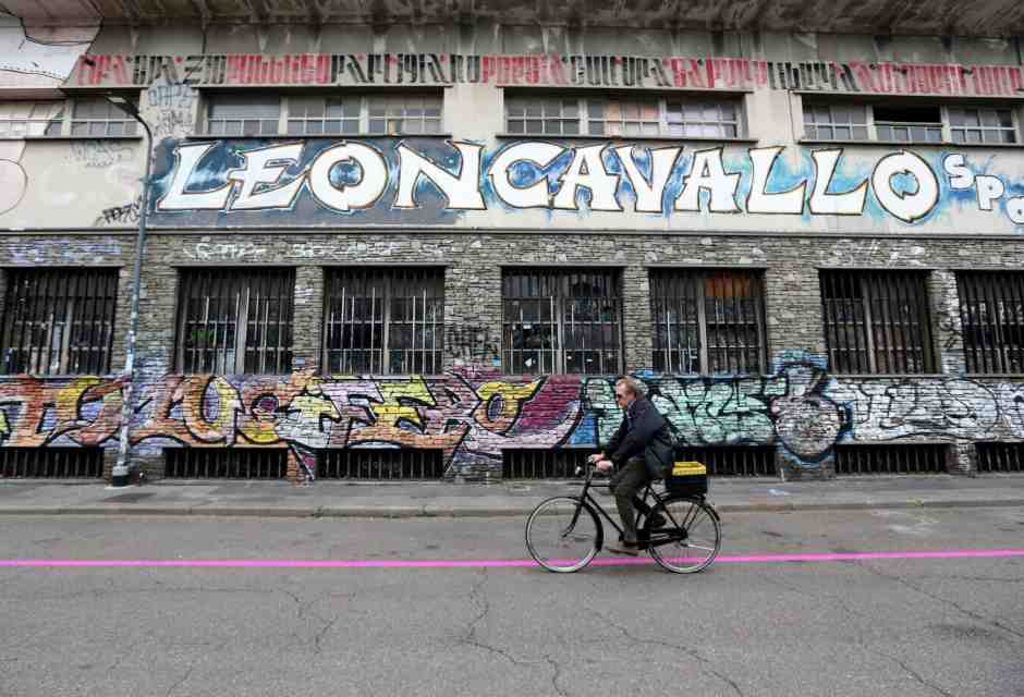 L’incredibile storia del Leoncavallo, il centro sociale che nessuno ha mai sgomberato davvero