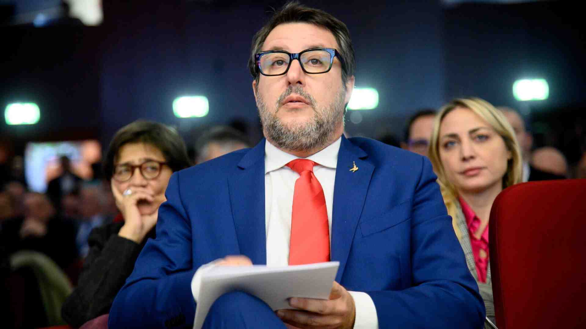 Salvini: "Unicredit? Non vorrei voglia fermare Bpm-Mps". Giorgetti: "Valutiamo golden power"