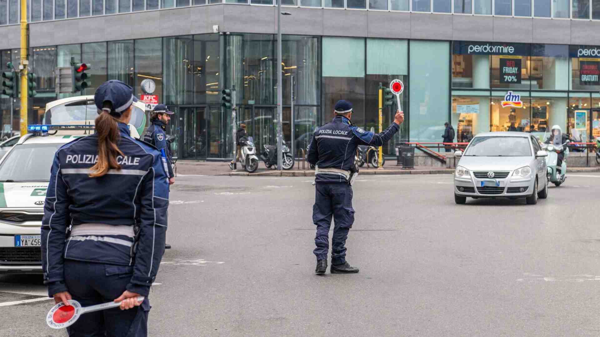 Guai se vi beccano strafatti alla guida, ma niente drammi per l’eccesso di velocità. Ah, la logica!