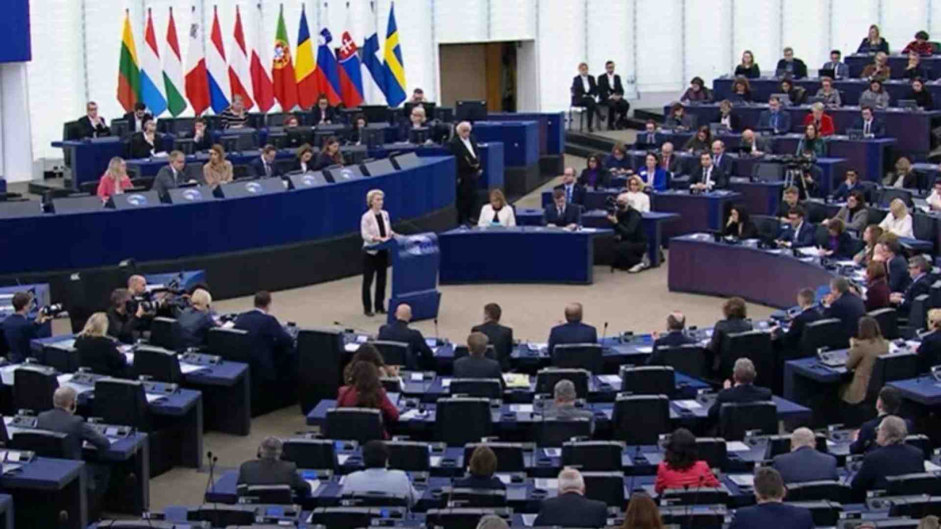 La Commissione guidata da Ursula von der Leyen ottiene la fiducia del Parlamento europeo