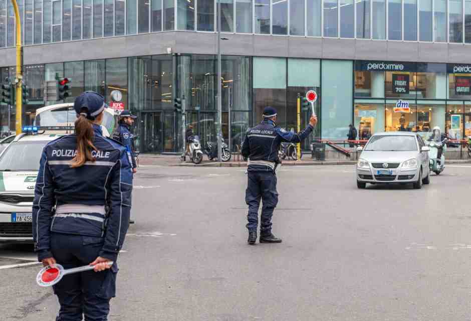 Guai se vi beccano strafatti alla guida, ma niente drammi per l’eccesso di velocità. Ah, la logica!