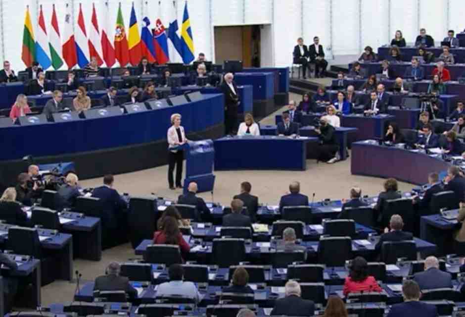 La Commissione guidata da Ursula von der Leyen ottiene la fiducia del Parlamento europeo