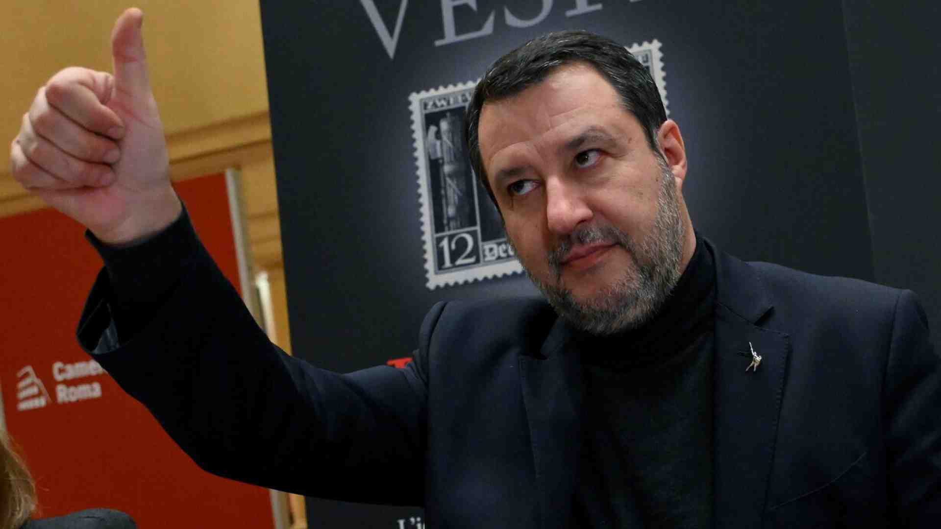 Salvini salta il Cdm: tornato a Milano per "motivi familiari"