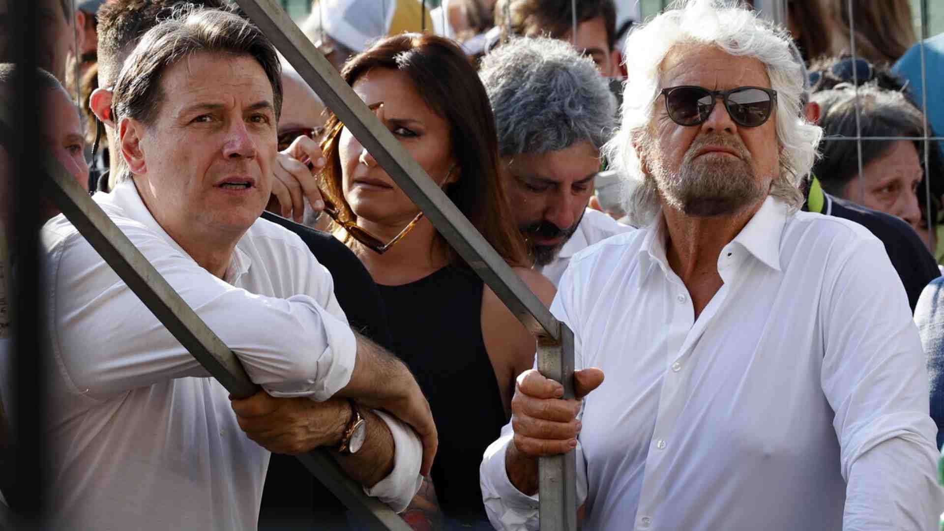 "Impegno a non contestare nome e simbolo". La scrittura privata tra Conte e Grillo