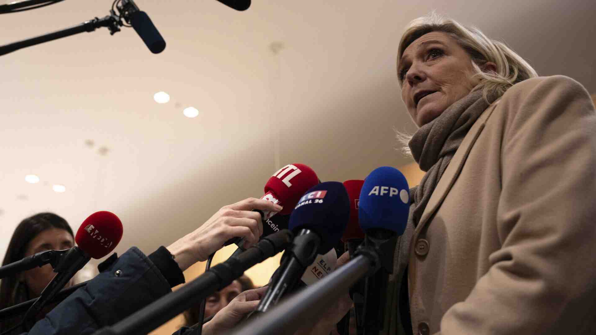 Le Pen continua ad alzare la posta in gioco e a porre linee rosse al primo ministro francese