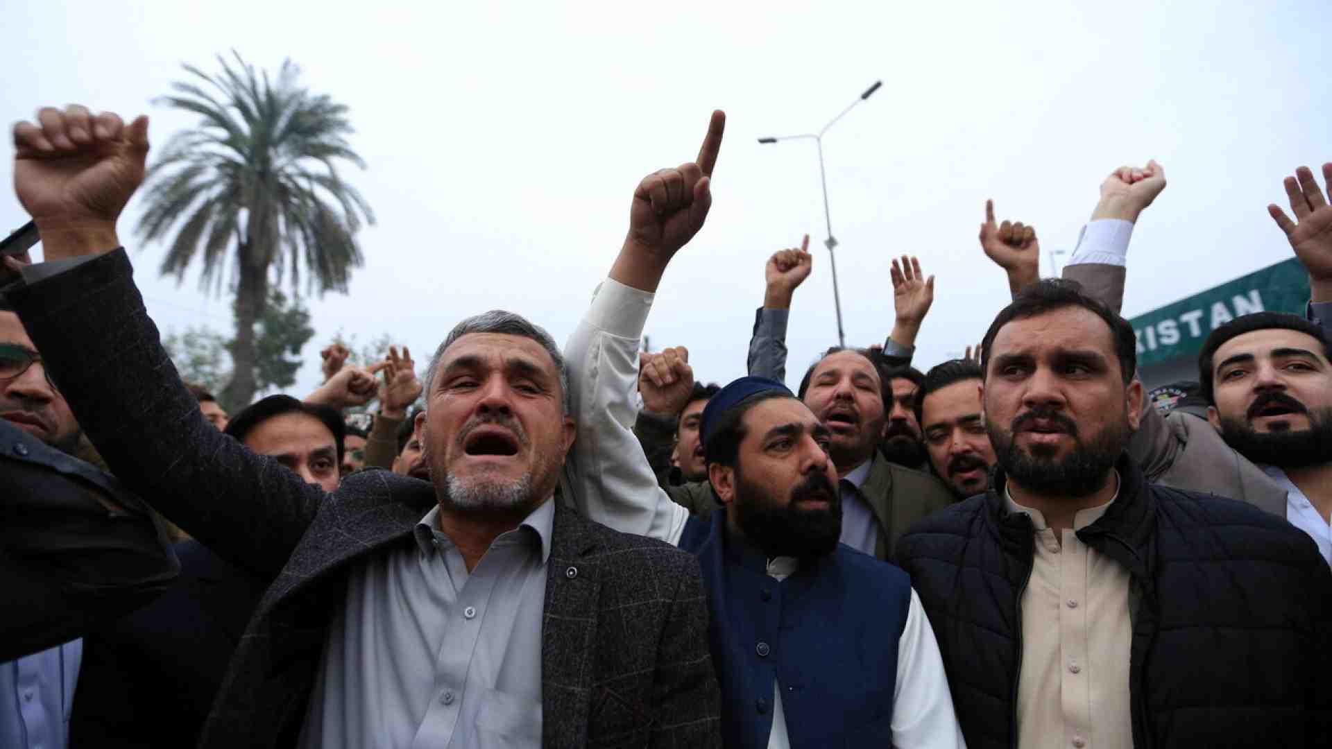 Repressa la manifestazione per liberare l’ex premier Khan. Il governo twitta su Gaza