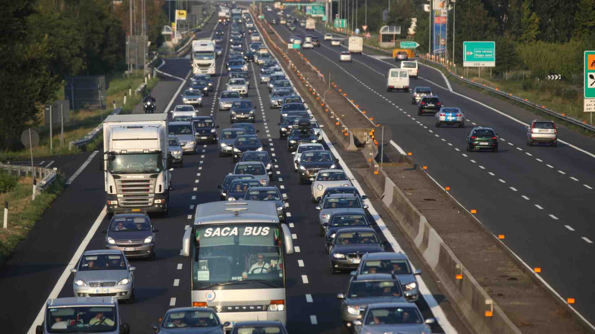 Autostrade piene, pil vuoto. Storia di un paradosso italiano, con spunti di ottimismo