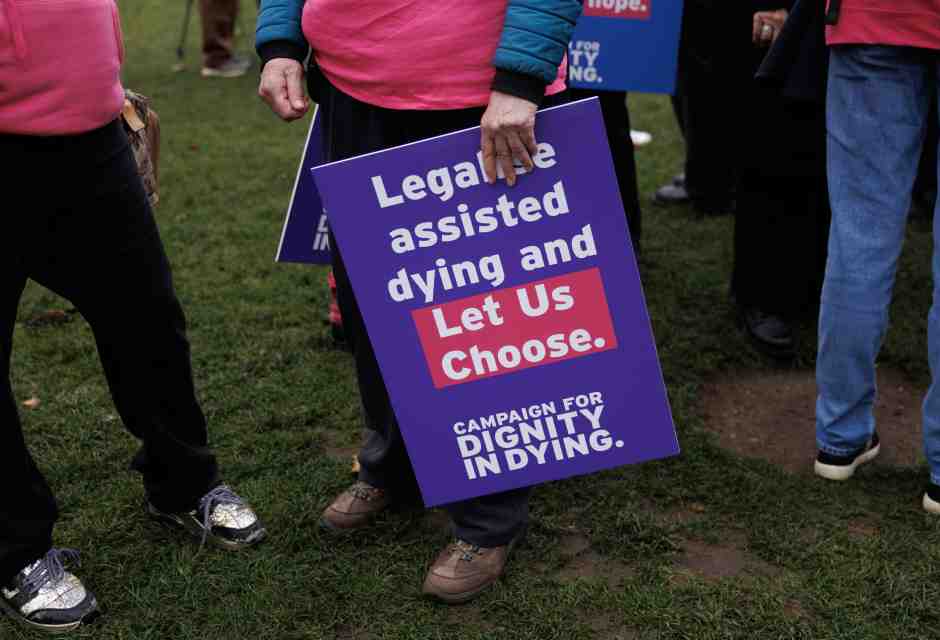Londra oggi sceglie sul suicidio assistito, tra coscienze adamantine e fragilità