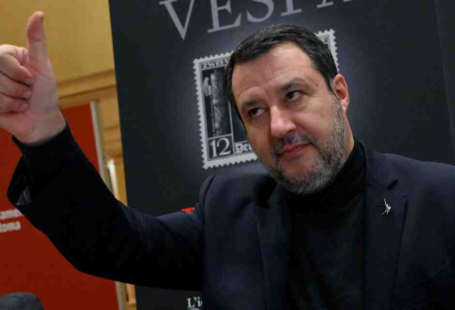 Salvini salta il Cdm: tornato a Milano per "motivi familiari"