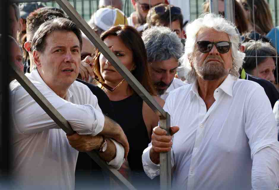 "Impegno a non contestare nome e simbolo". La scrittura privata tra Conte e Grillo