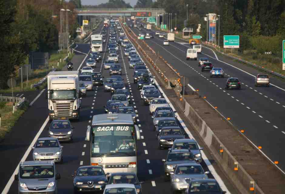 Autostrade piene, pil vuoto. Storia di un paradosso italiano, con spunti di ottimismo