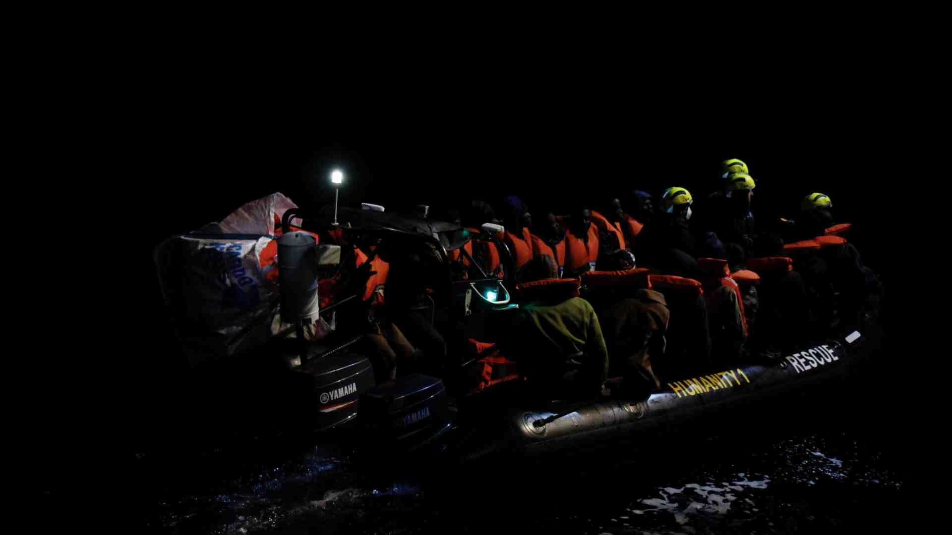 Donne e bambini presi in mezzo al mare, gli altri fra le onde. Questa è la Guardia costiera libica