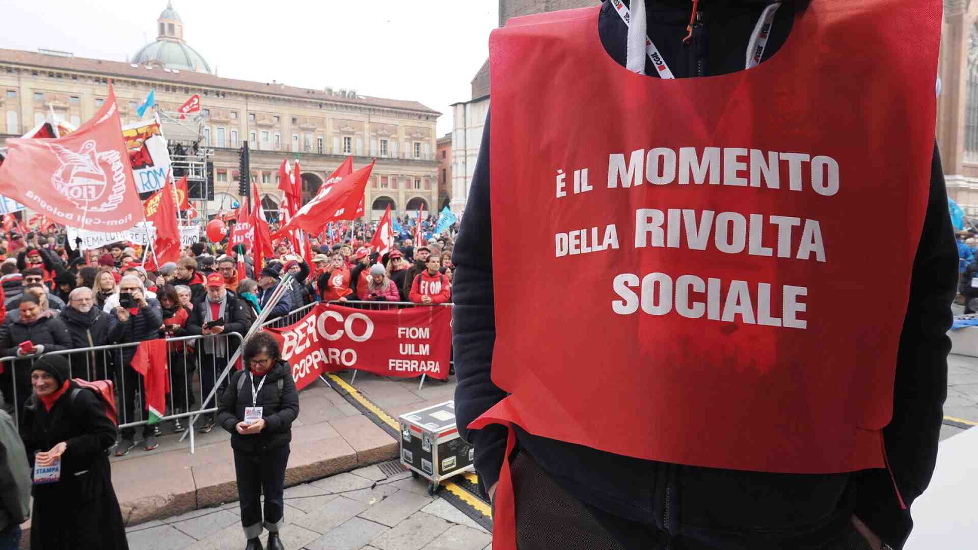 Sindacati: meglio contrattare che rivoltare