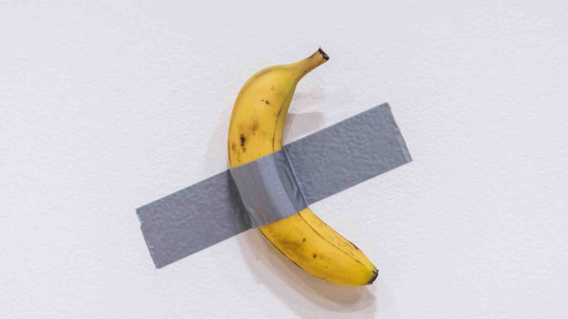 "La banana" di Cattelan è la dimostrazione che la critica d'arte non esiste più