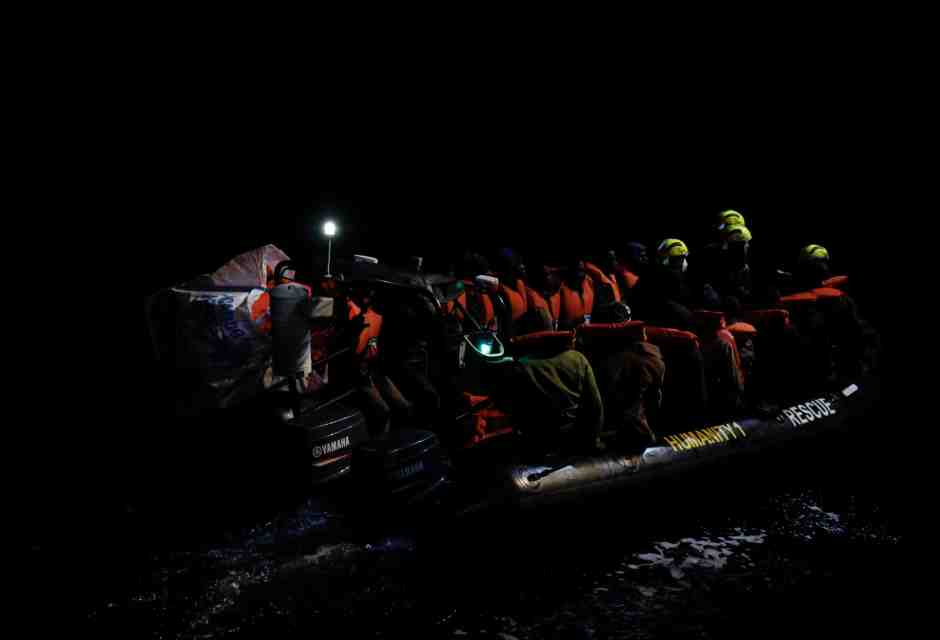 Donne e bambini presi in mezzo al mare, gli altri fra le onde. Questa è la Guardia costiera libica
