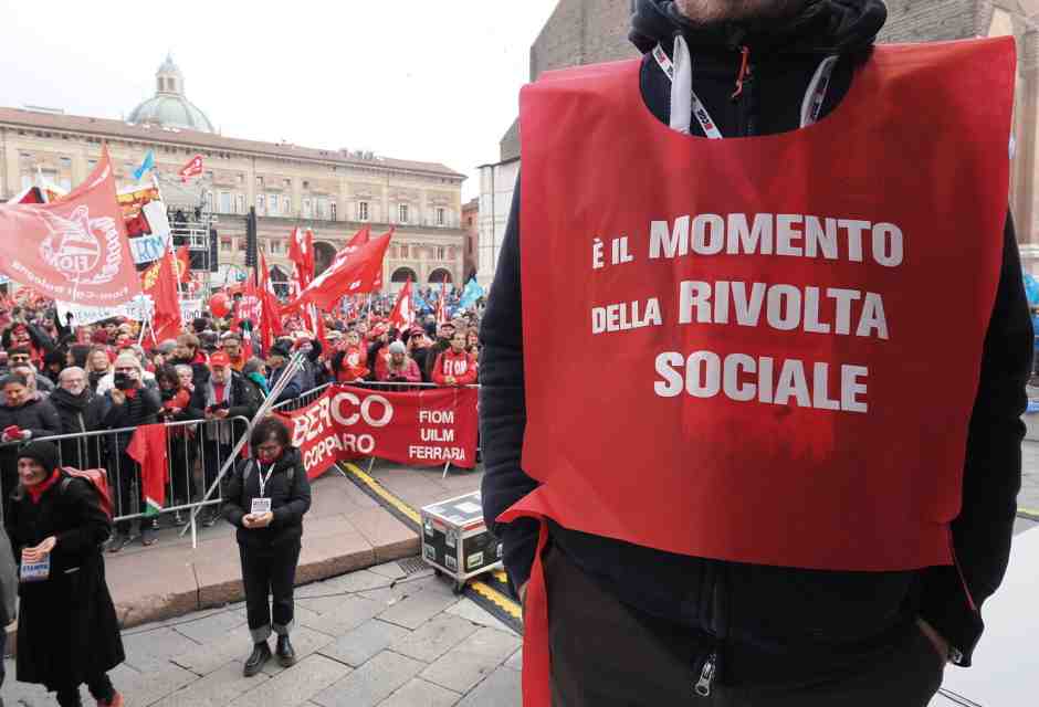 Sindacati: meglio contrattare che rivoltare