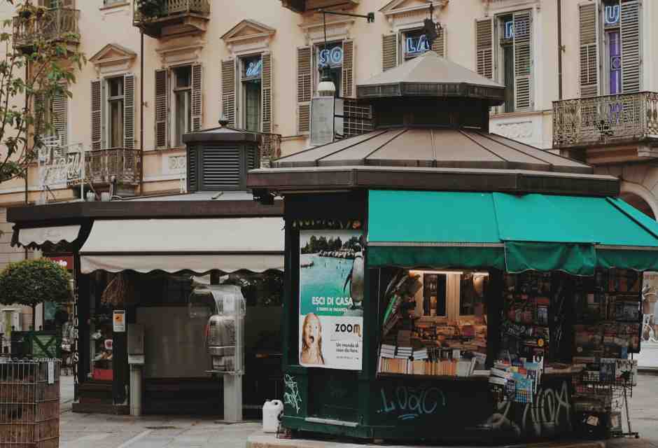 Le edicole, perno di quel subbuglio che fu la cultura dei giornali. Un’èra fa