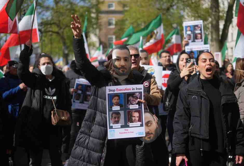 Teheran ha rilasciato Toomaj Salehi, il rapper dissidente che aveva condannato a morte