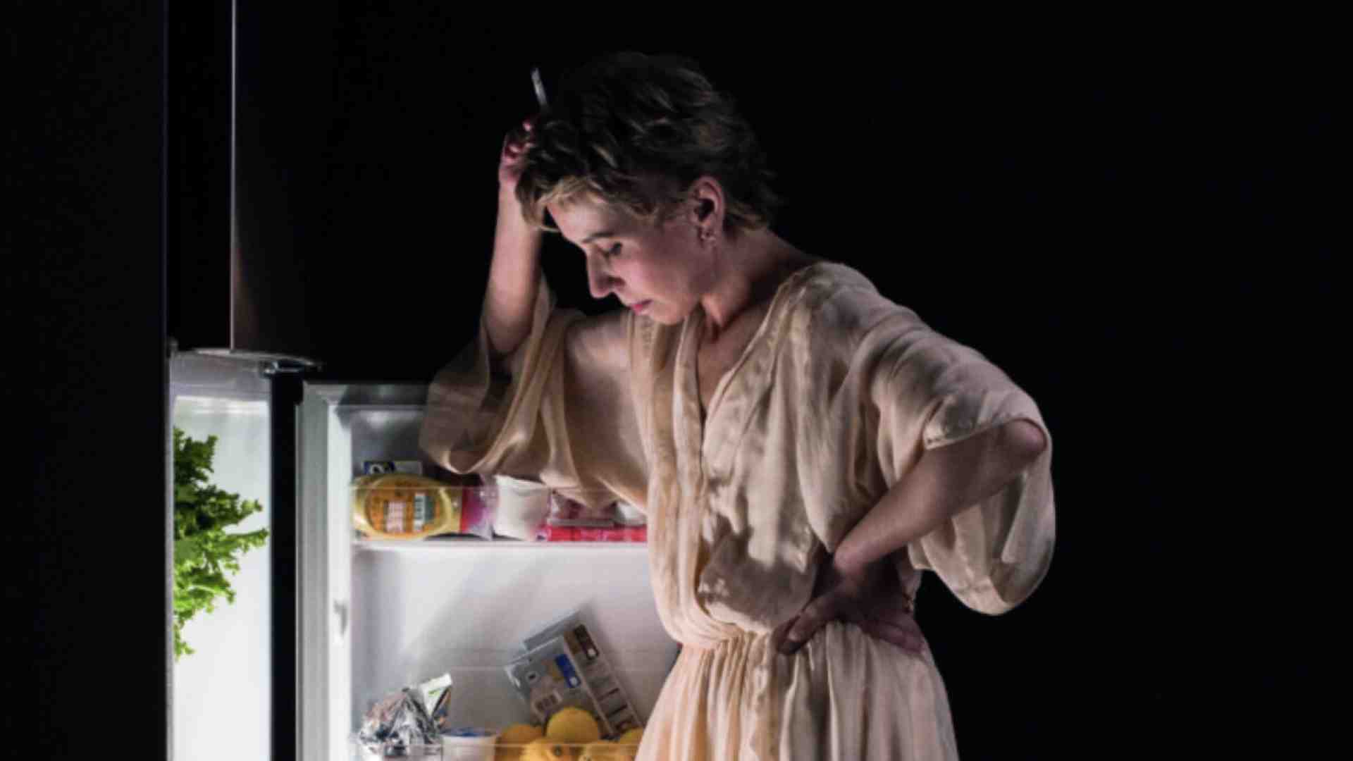 Concita a teatro ne "L'origine del mondo" ha una parte tagliata addosso a lei