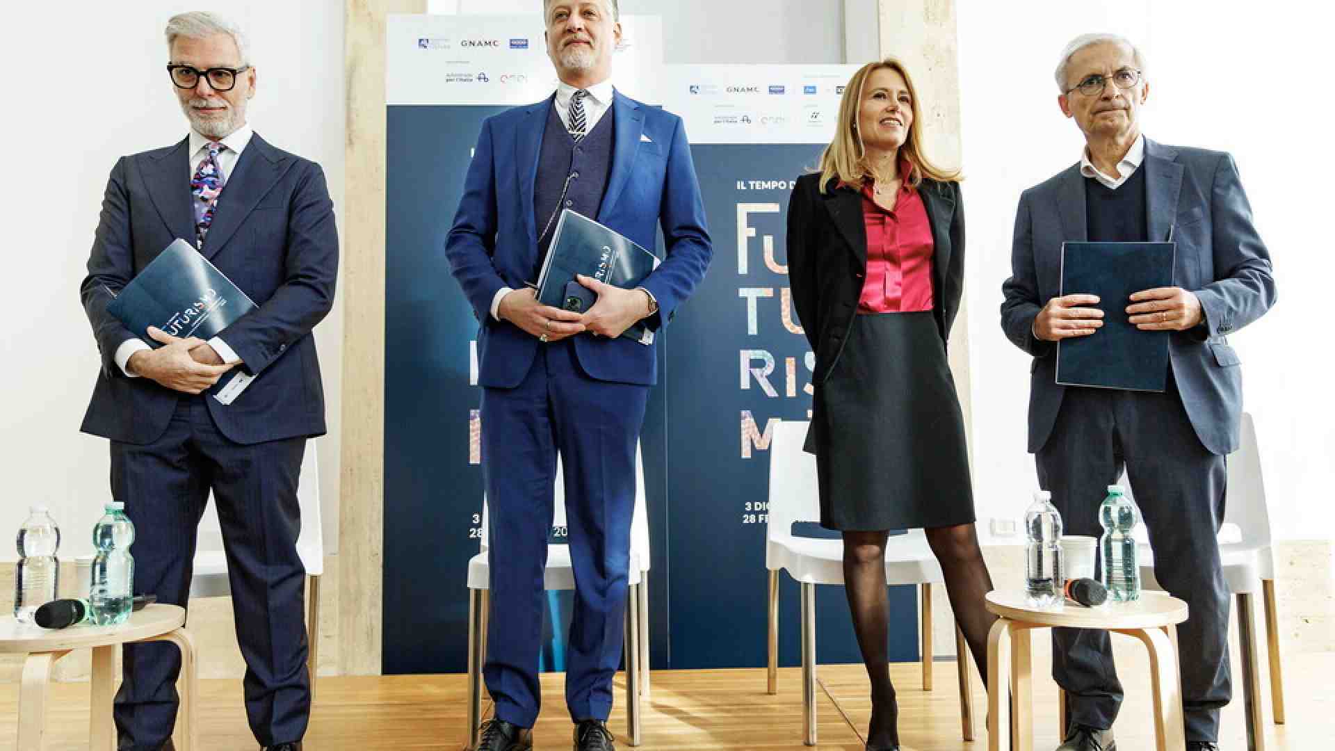 La grandeur futurista alla Gnam tra liti di Osho e abiti vinaccia