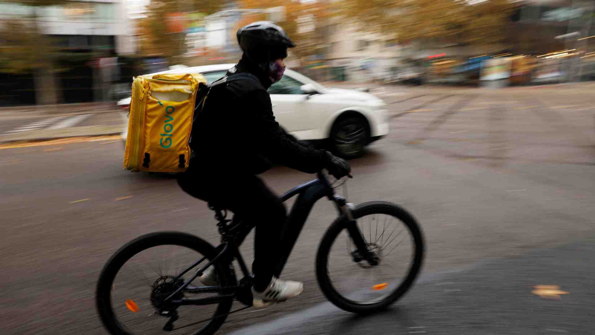 Glovo costretta ad assumere i suoi 15mila rider in Spagna