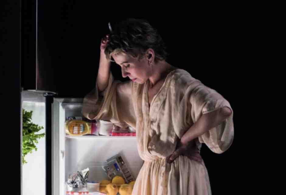 Concita a teatro ne "L'origine del mondo" ha una parte tagliata addosso a lei