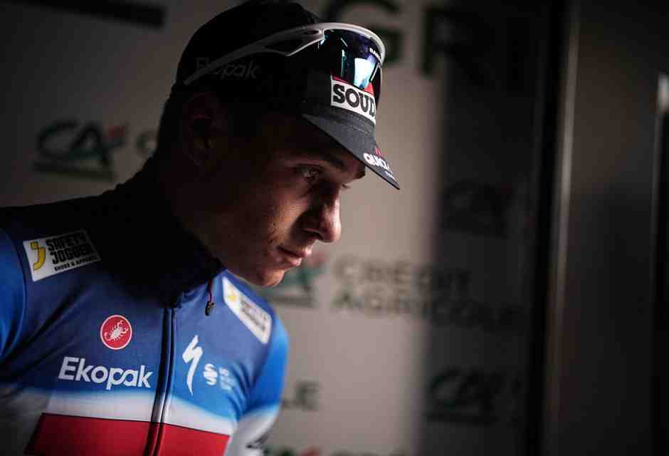 Un'automobilista manda Remco Evenepoel all'ospedale