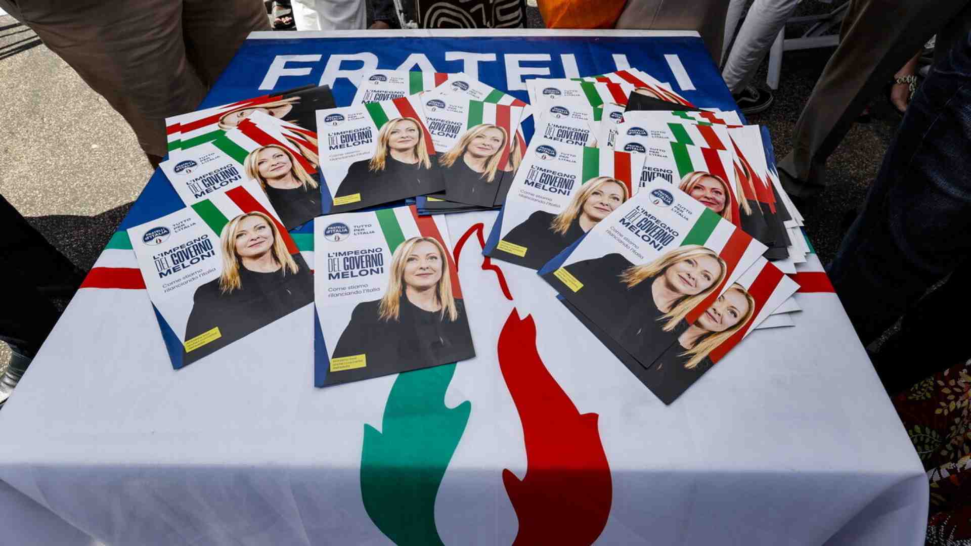 La fiamma nel simbolo: ma cos’è questa destra che discute sul nulla come la sinistra?
