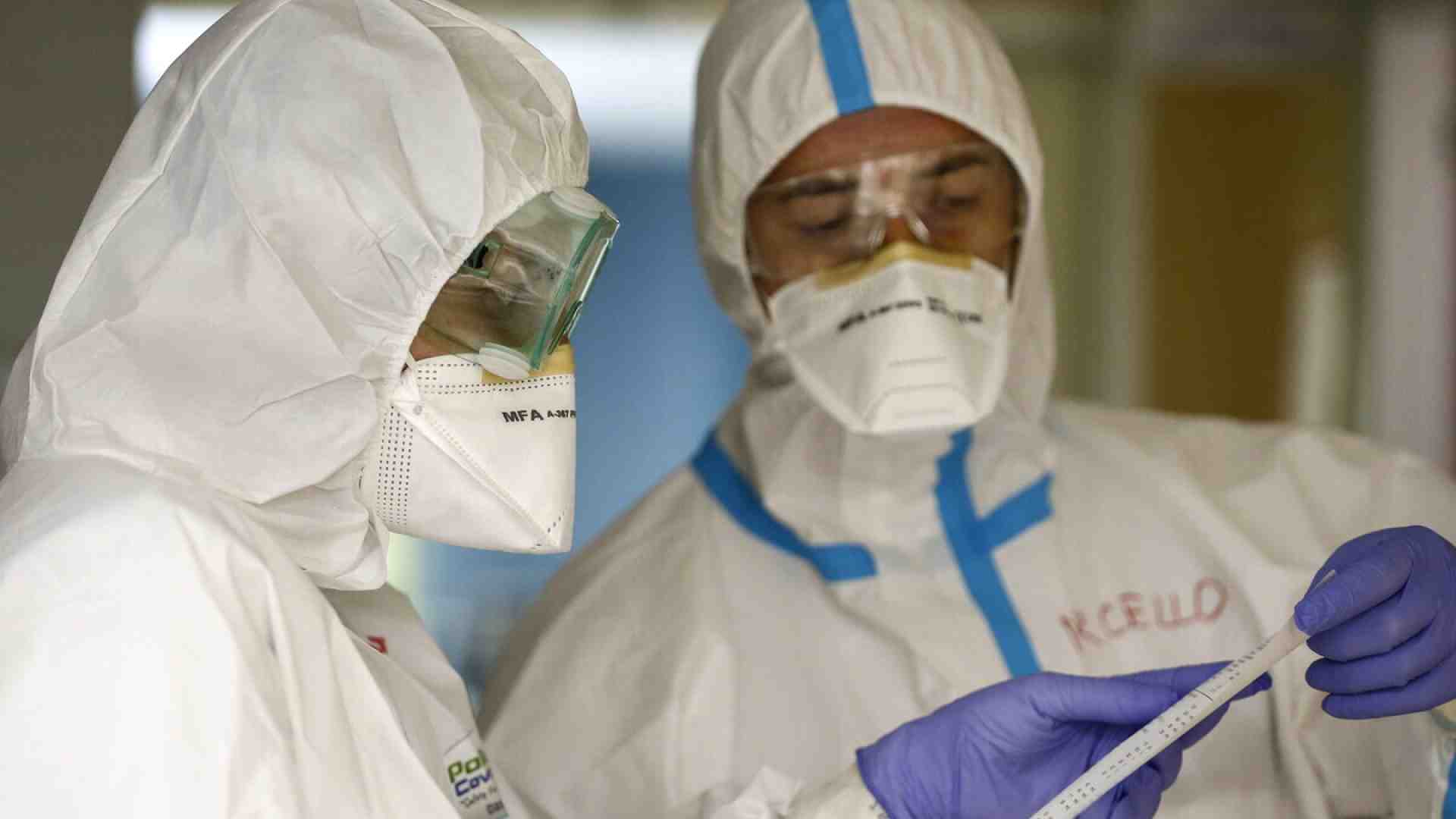 Per proteggere il personale sanitario serve un uso più sistematico delle mascherine