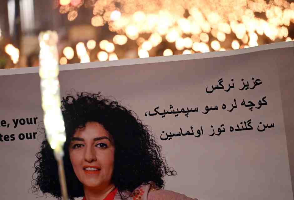 L'Iran scarcera la Nobel Mohammadi per motivi medici. "Libera per tre settimane. Ma verranno recuperate"