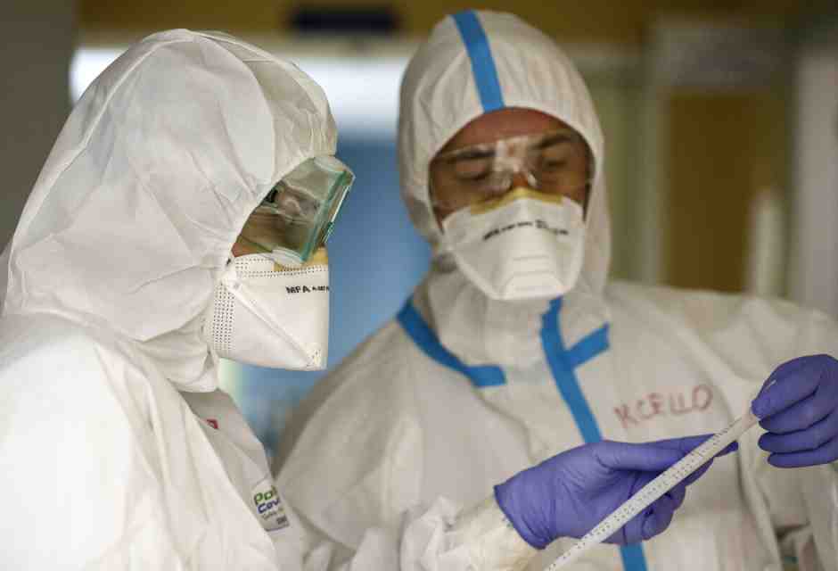 Per proteggere il personale sanitario serve un uso più sistematico delle mascherine