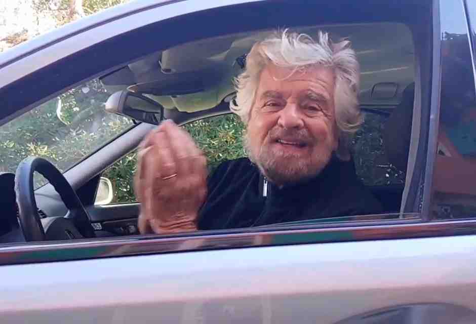 Grillo: “Il M5s è morto, fatevi un’altro simbolo”. Obiettivo? Togliere il contrassegno alle liste di Conte