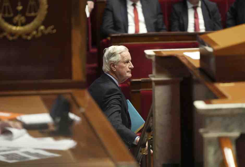 L’alleanza rossobruna tira giù il governo francese. Macron va di fretta con la sostituzione