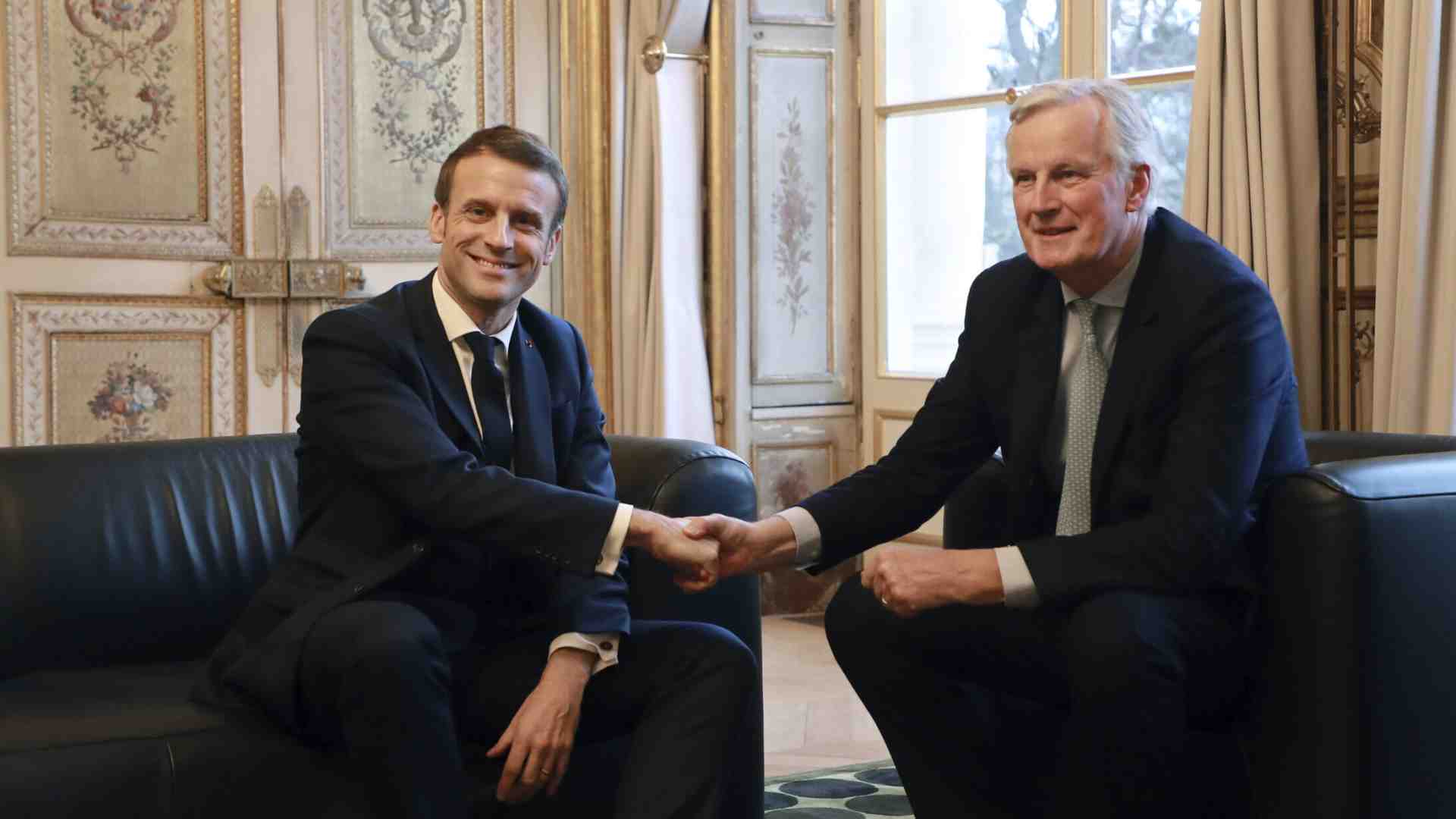 Barnier si è dimesso, Macron cerca un nuovo premier. Stasera il discorso al paese