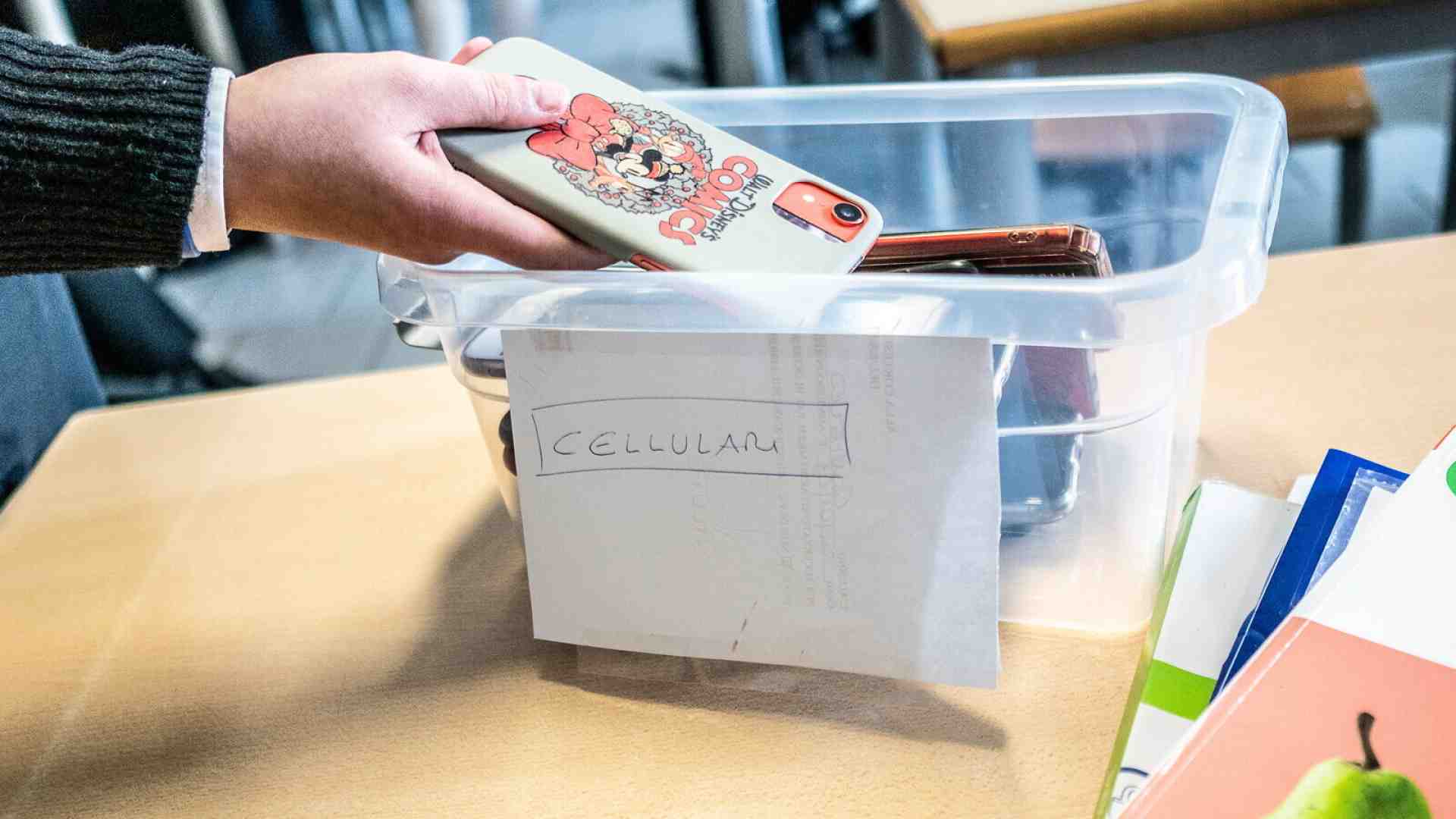 Silvio Orlando e quella falsa libertà di usare compulsivamente il telefono