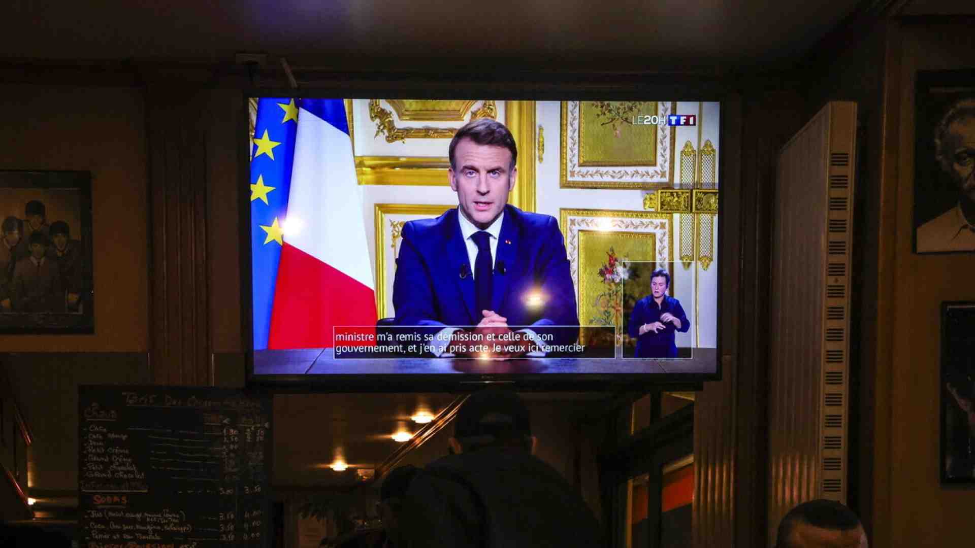 Macron esclude le sue dimissioni e fa un appello all’unità contro l’estremismo antirepubblicano