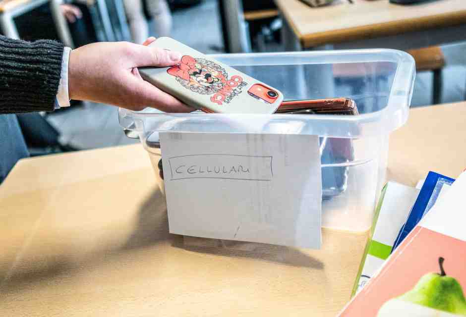 Silvio Orlando e quella falsa libertà di usare compulsivamente il telefono