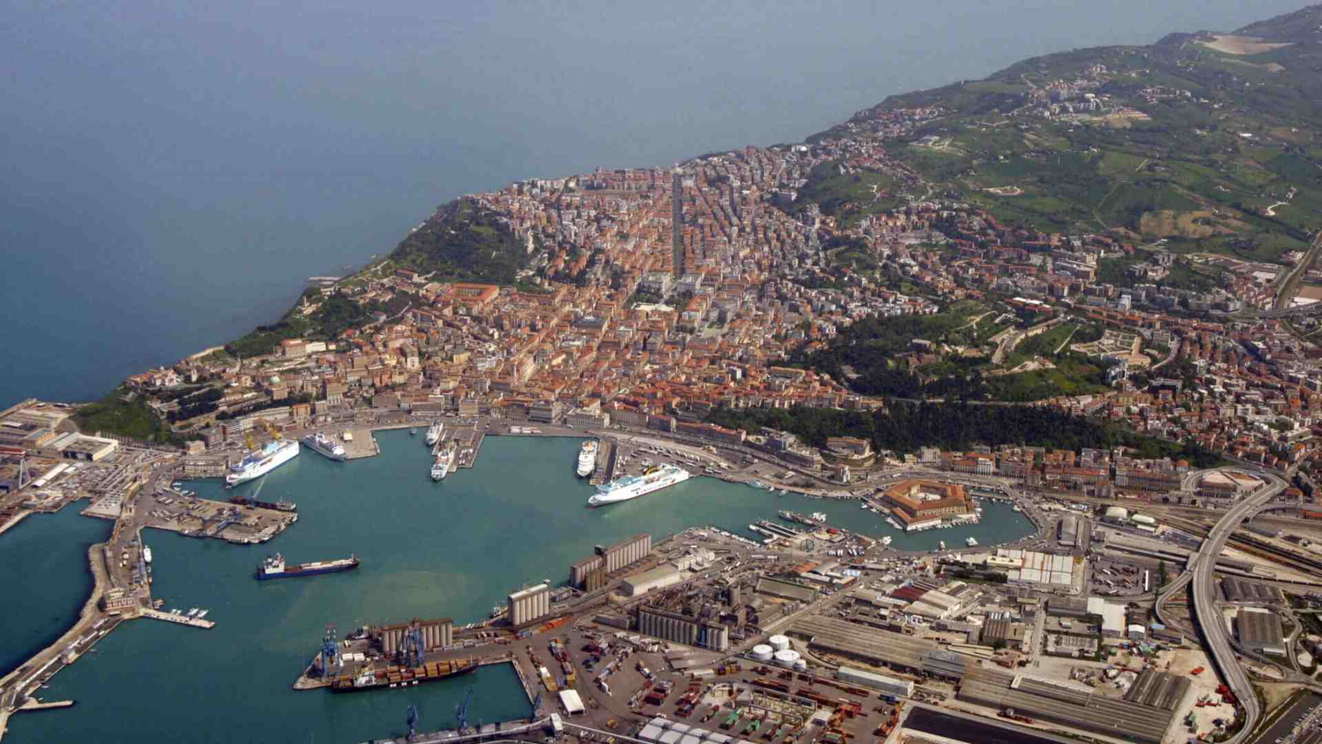 Adesso che a Trieste ci vanno tutti, fuggo ad Ancona per evitare l'overturismo